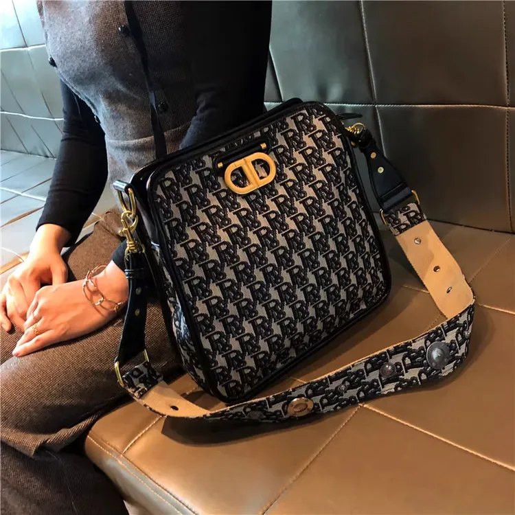 香港正品洋气百搭2025新款真皮女包时尚小包包小方包单肩斜挎包潮