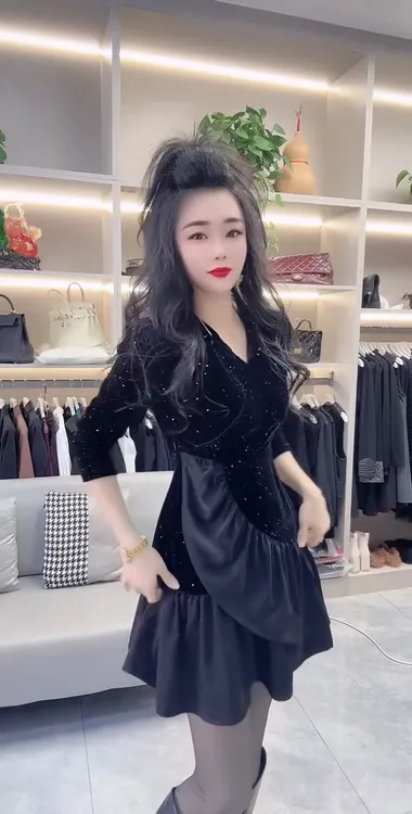 欧货金丝绒连衣裙春季洋气减龄显瘦v领设计感荷叶边中长裙