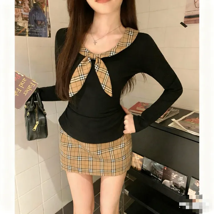 2025新款秋季拼接领口设计感修身黑色针织上衣气质显瘦半裙两件套