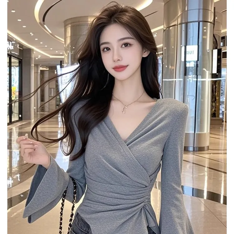 法式辣妹风V领喇叭袖内搭T恤女秋冬设计感褶皱修身气质上衣打底衫