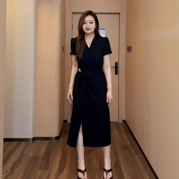 大码女装法式气质黑色v领扭结掐腰连衣裙新款胖mm遮胯显瘦长裙子