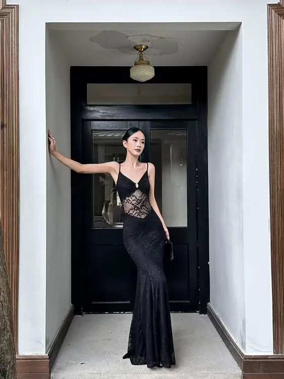 2025新款气质性感仙女风镂空蕾丝缎面拼接修身显瘦背心吊带连衣裙