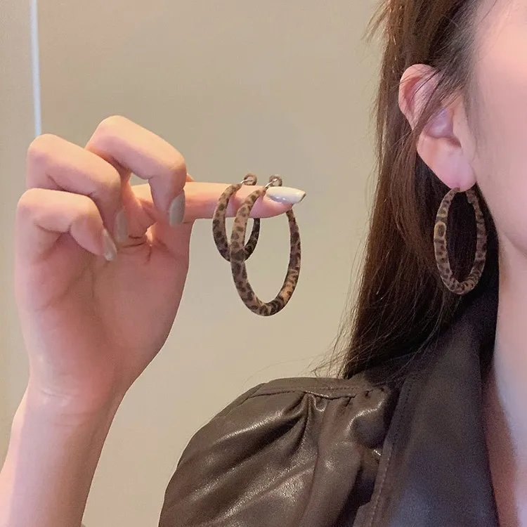 铜合金布艺耳饰 美拉德复古豹纹丝绒气质个性时尚通勤百搭耳圈