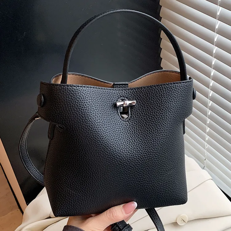 2025通勤风手提斜挎包韩系水桶包包小众休闲单肩斜挎高级感女包包