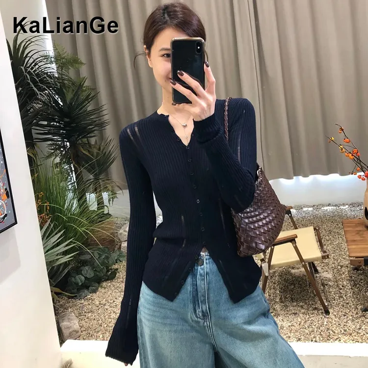 卡莲格/V领单排扣长袖针织打底衫女早秋季新款修身显瘦设计感上衣