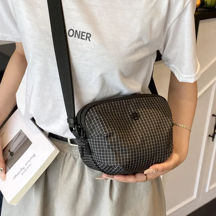 格子尼龙布小包包2025新款时尚运动包休闲百搭男女轻便单肩斜挎包