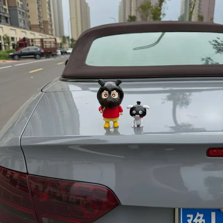车载创意搞怪打劫蜡笔小新和小白手办桌面摆件玩偶车尾中控台摆件