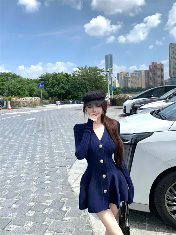 2025秋季新款法式荷叶边V领收腰显瘦花苞裙女设计感针织连衣裙女