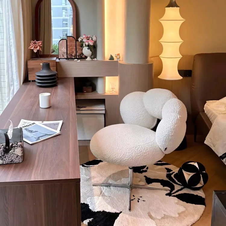 梳妆凳奶油风可旋转化妆椅子羊羔绒高级感卧室女生网红椅美甲椅子