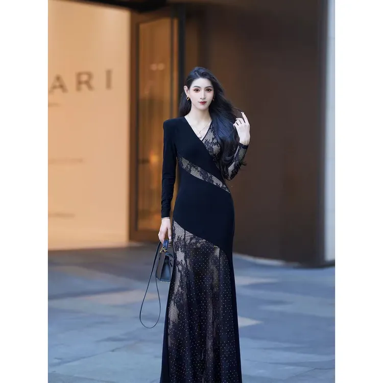 W179  法式蕾丝边挂脖连衣裙秋季新款高级法式气质显瘦A摆连衣裙