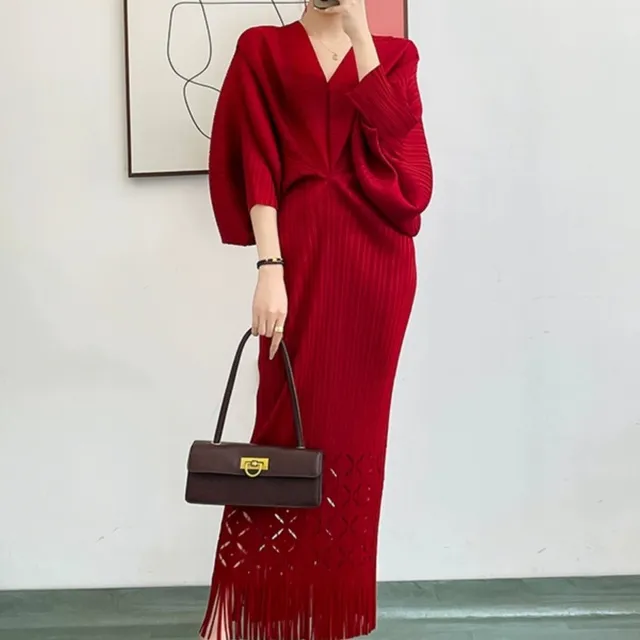 褶皱大码胖mm连衣裙2025春季气质宽松蝙蝠袖V领显瘦鱼尾流苏长裙