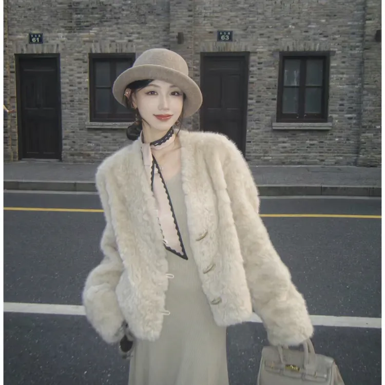 2025秋冬新款短款牛角扣V领毛毛外套时尚百搭气质花狐毛外套