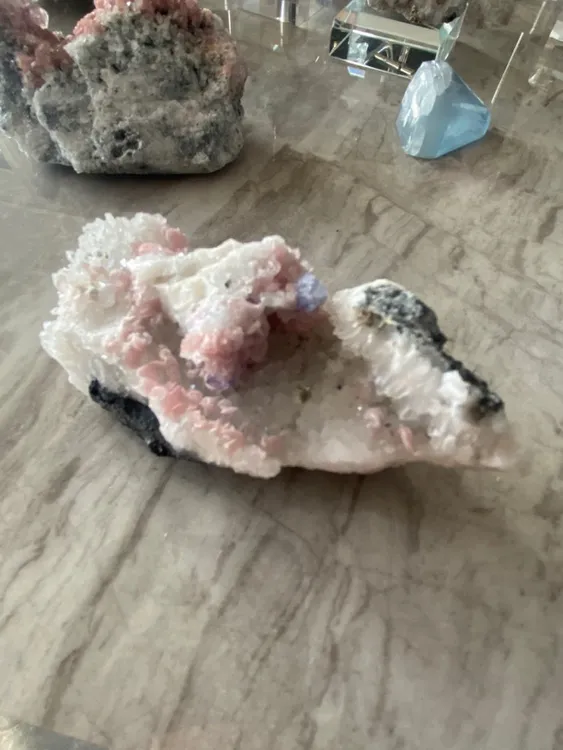 菱锰矿花瓣共生梧州