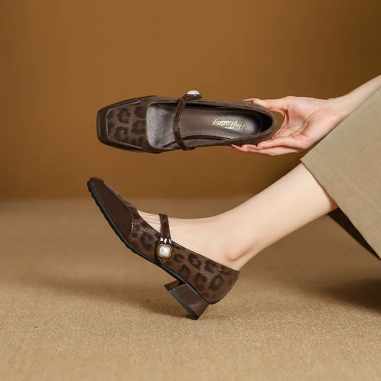 2026年春季新款粗跟百搭方头一字扣豹纹中跟软底单鞋女时尚气质