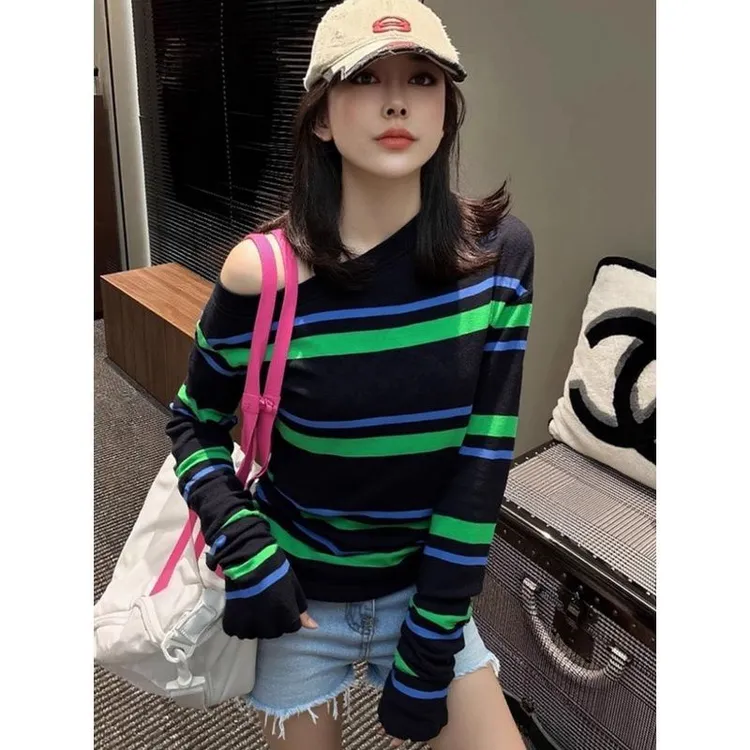 早秋独特撞色条纹针织打底衫女内搭设计感复古甜辣妹斜领露肩上衣