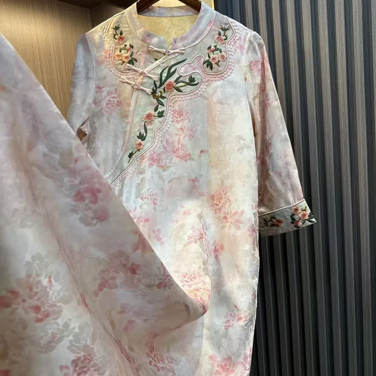 星遥-2025年复古重工刺绣新中式国风慵懒宽松禅意温柔气质连衣裙