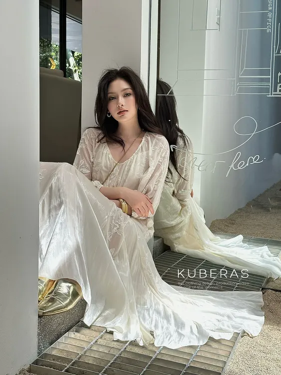 KUBERAS 长款宽松高级感植绒网纱拼接V领中袖连衣裙法式鱼尾长裙
