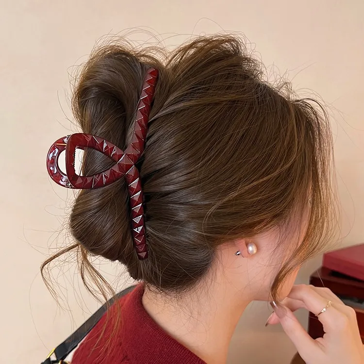 小众设计大号菱格纹抓夹后脑勺盘发鲨鱼夹发夹高级感2024新款发饰