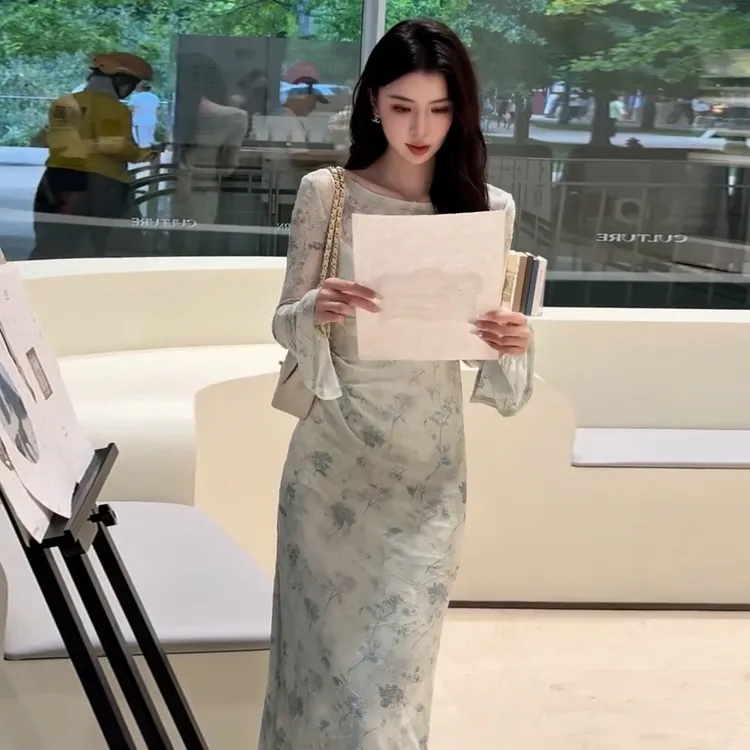 法式复古绿色碎花长袖连衣裙女早秋2025新款修身气质一字领长裙