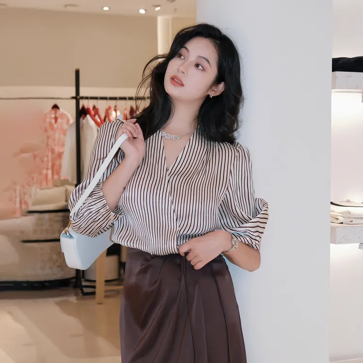 EP雅莹新款女装 薄款设计感交襟v领条纹通勤衬衫上衣2328B