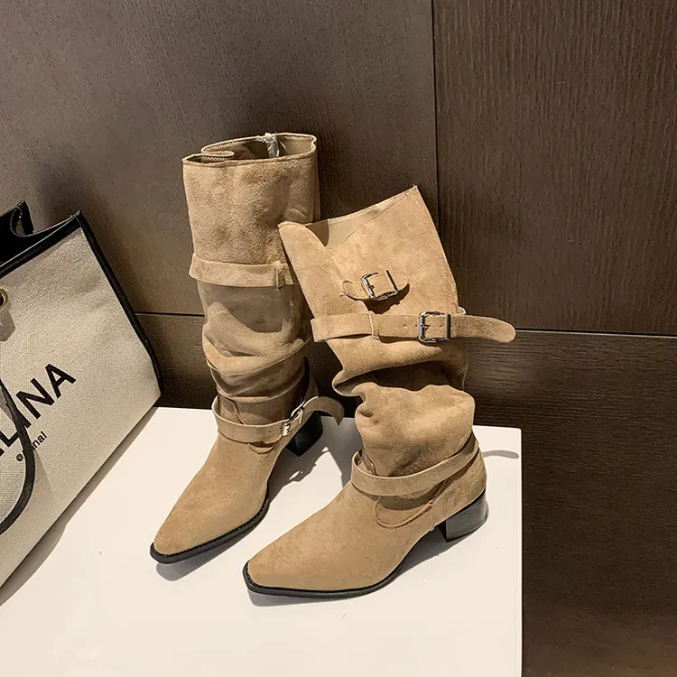 时尚百搭复古英伦风皮带扣女士2025年秋冬新款设计感尖头堆堆靴女