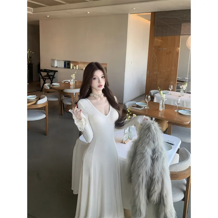 米白色蕾丝拼接喇叭袖连衣裙女秋冬内搭裙v领长袖裙子修身a字长裙