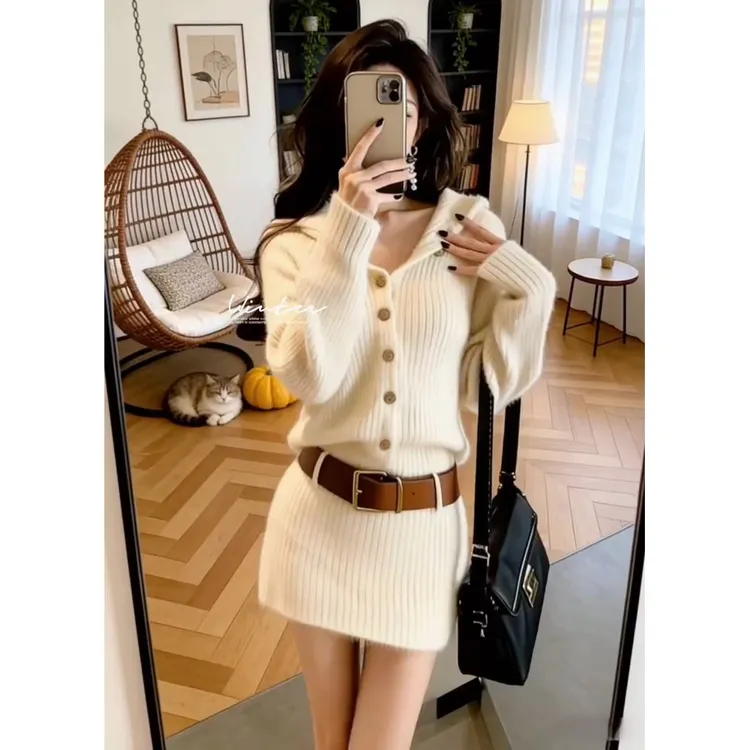慵懒风米白色针织包臀连衣裙女2025秋冬小个子气质收腰毛衣短裙子
