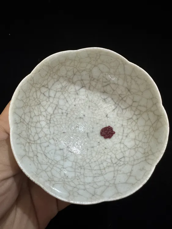 哥釉花口杯      