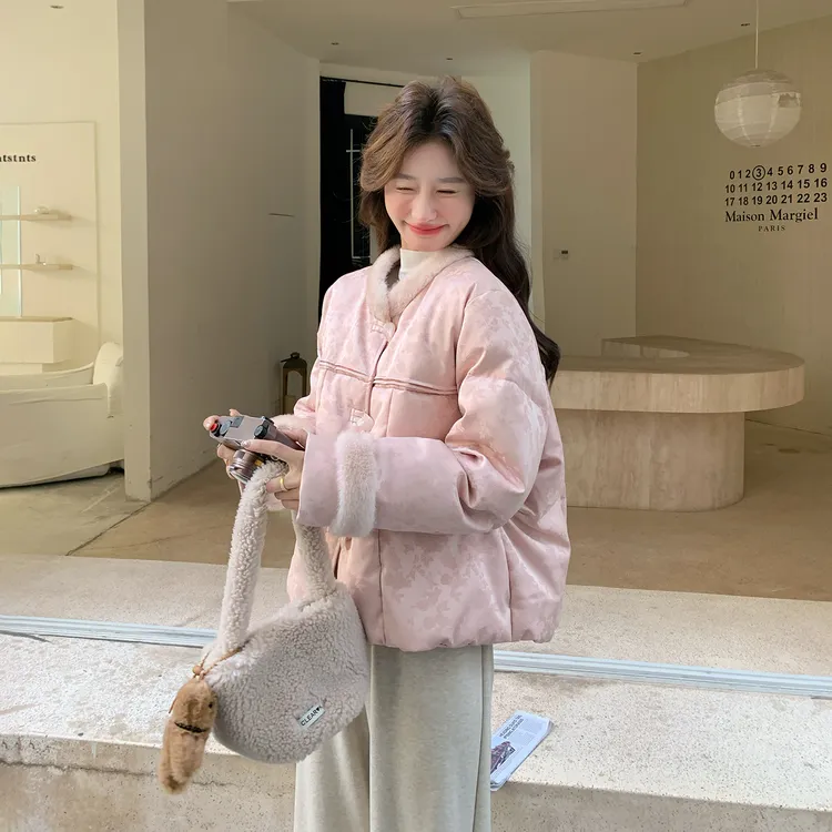 粉色新中式高级感提花羽绒服女2025冬季新款流行超好看国风短外套