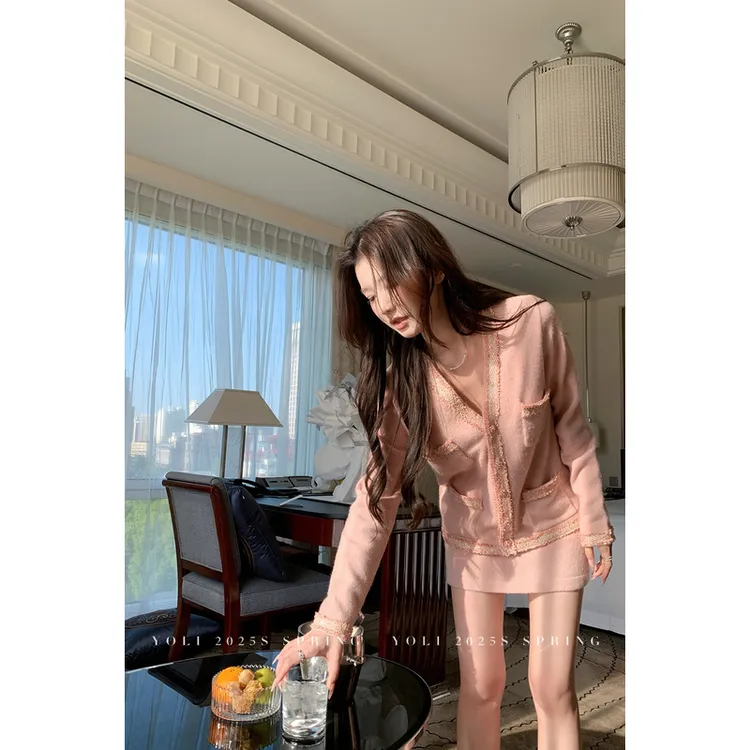 YOLI 张宥利 时尚粉色休闲毛衣外套