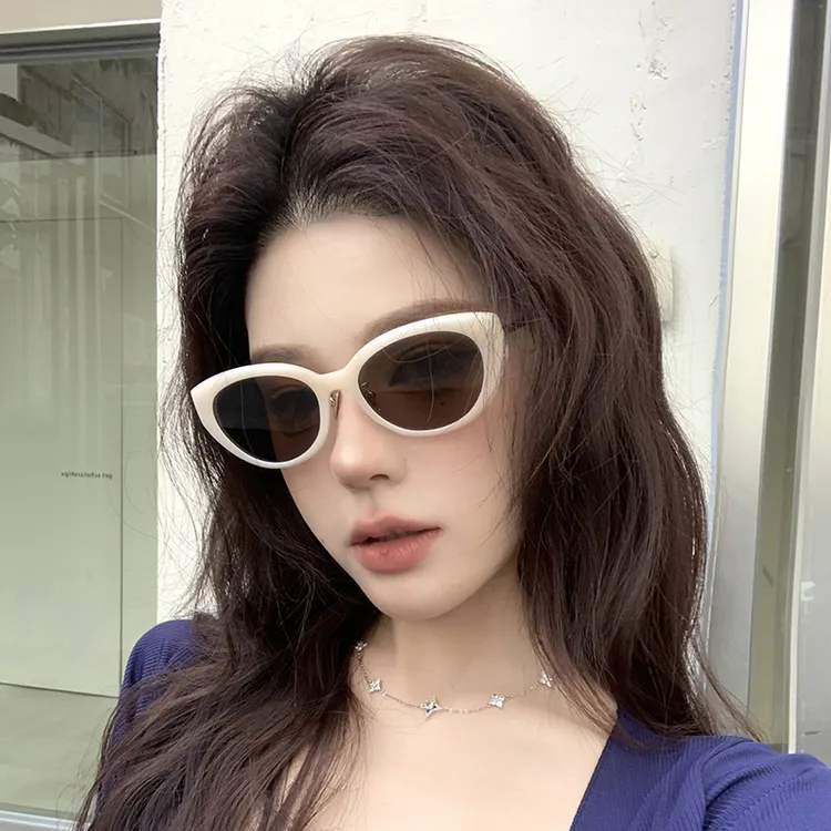 2025新款猫眼白色墨镜女款高级感方圆脸显瘦海边度假遮阳太阳眼镜