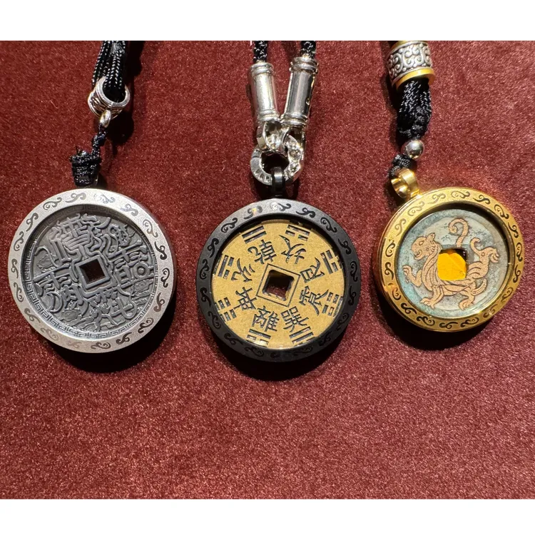 山鬼花钱仿古祥云图案保护壳钛钢镀挂件文创铜钱外框硬币保护盒