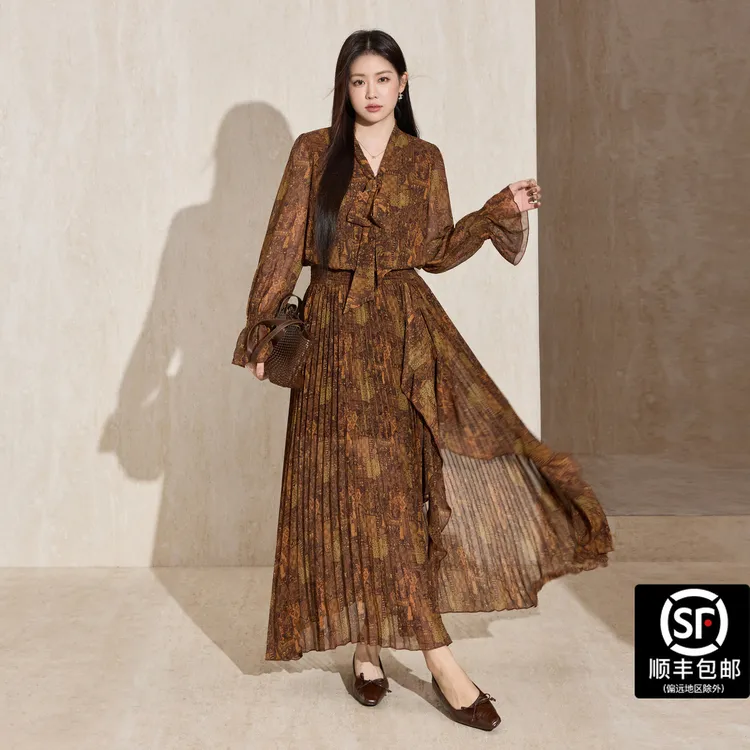 蓝语大码女装法式V领系带肌理感连衣裙2025秋季收腰显瘦长裙