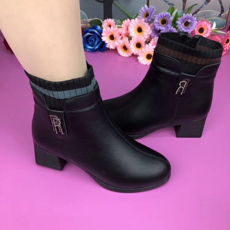 冬季新款软皮短靴粗跟时尚百搭舒适短靴子外穿洋气高档马丁靴