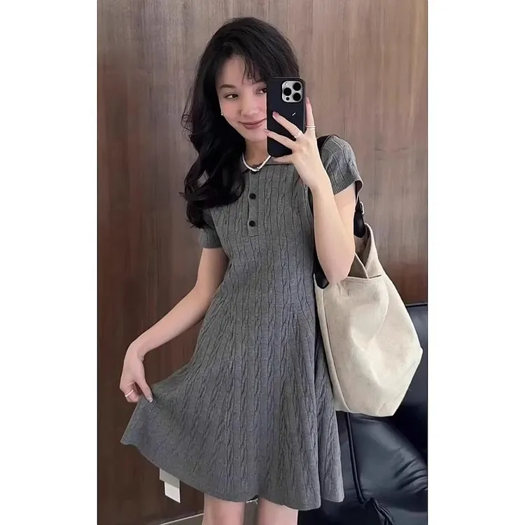 2025春季新款气质高级感灰色针织短袖连衣裙Polo领麻花短裙子女夏