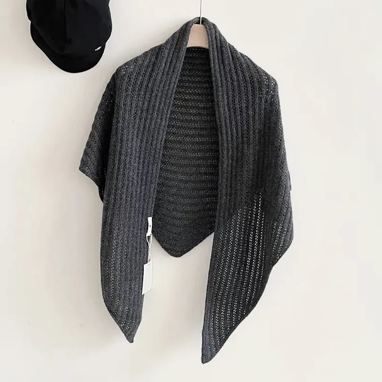 2025秋冬新款羊毛镂空三角针织披肩纯色百搭高级感坎肩围巾