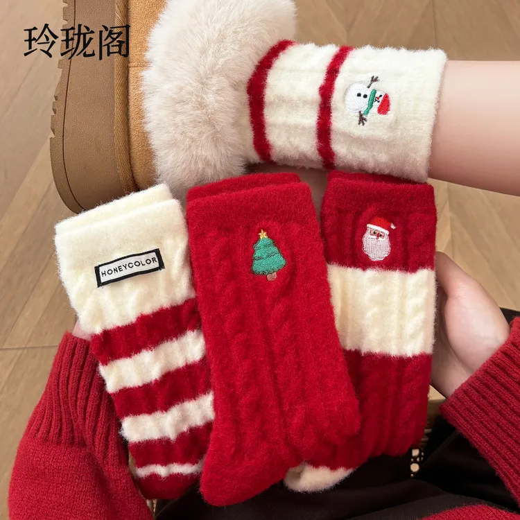 圣诞氛围感刺绣珊瑚绒袜子女冬季加绒加厚保暖中筒袜可爱卡通长袜