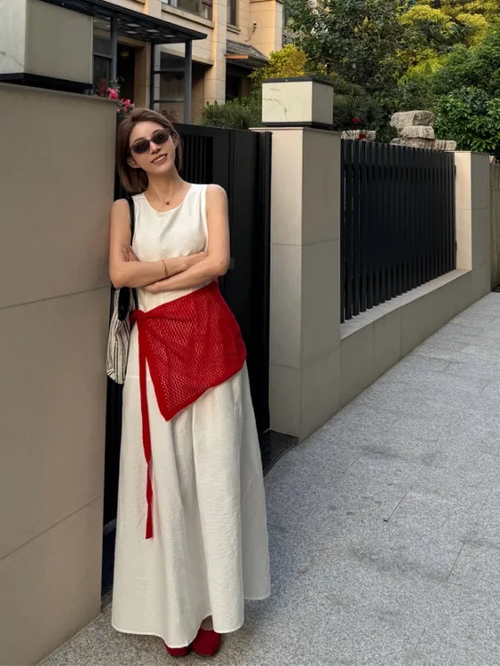 无袖夏季长裙高腰2025夏季连衣裙度假风仙女款显瘦拼接名媛小白裙