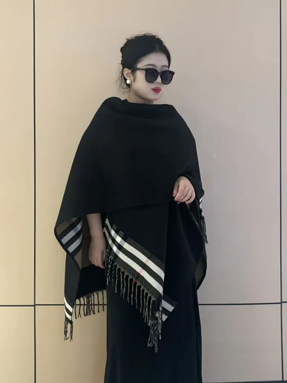 明星同款格纹披肩秋冬通用经典女黑色斗篷披风旅游空调房披肩围巾