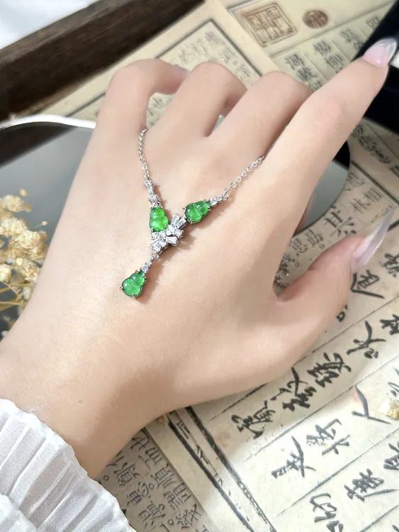 轻奢百搭满绿翡翠葫芦项链~颜色深浅不一