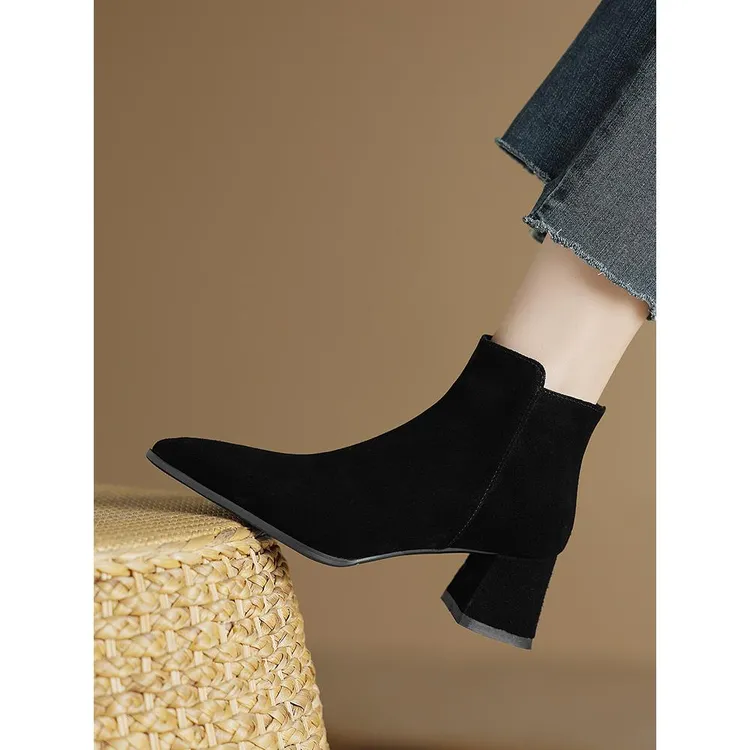 尖头短靴女2025秋冬季新款黑色高跟靴子加绒磨砂翻毛皮中粗跟踝靴