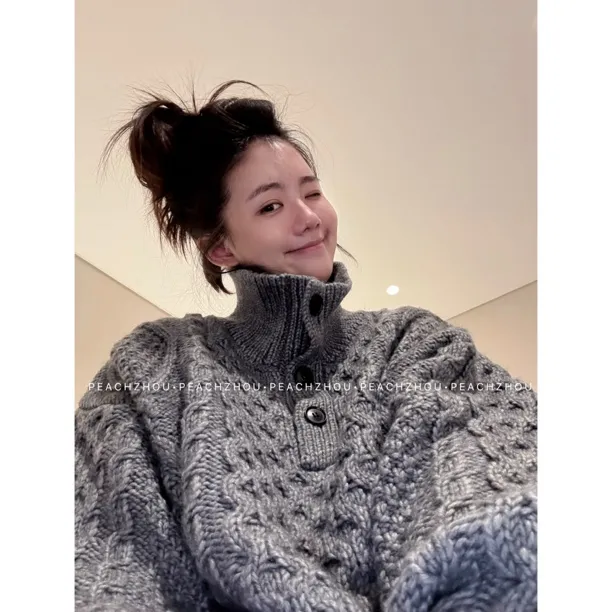 『PEACHZHOU』羊毛混纺麻花宽松半系扣立领休闲松弛老钱高级感毛衣