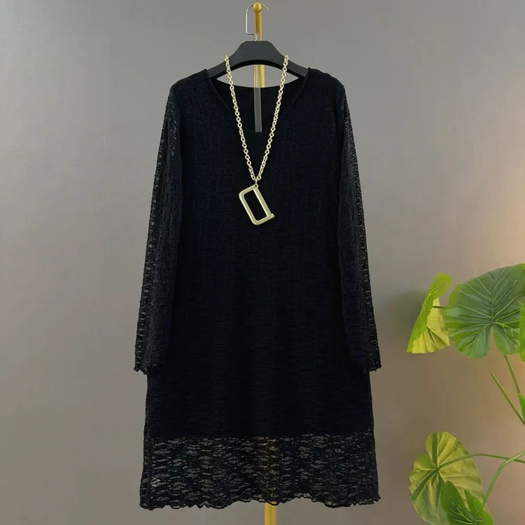 新款时尚V领蕾丝中长款宽松遮肉中长款微透大码女装内搭打底衫