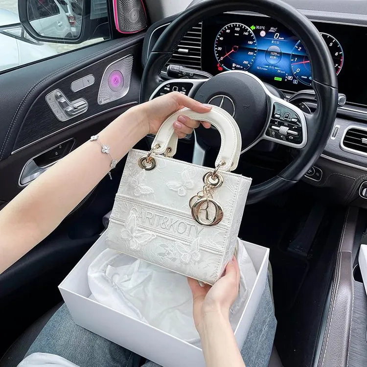 香港正品精选轻奢重工刺绣女包包女2025冬季新款通勤手提包时尚