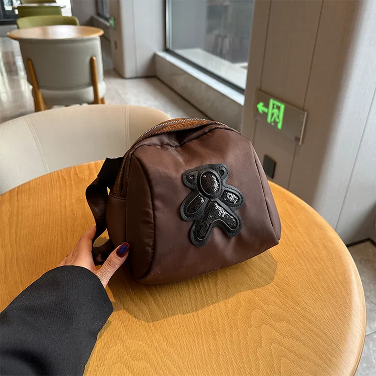 网红爆款小众轻便春夏季休闲百搭女包亮片小熊学生单肩贝壳斜挎包