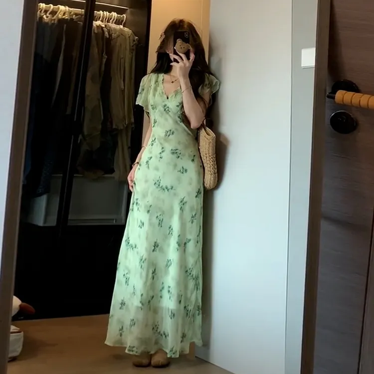 法式高级感绿色碎花V领连衣裙子女2025夏季新款海边度假掐腰长裙