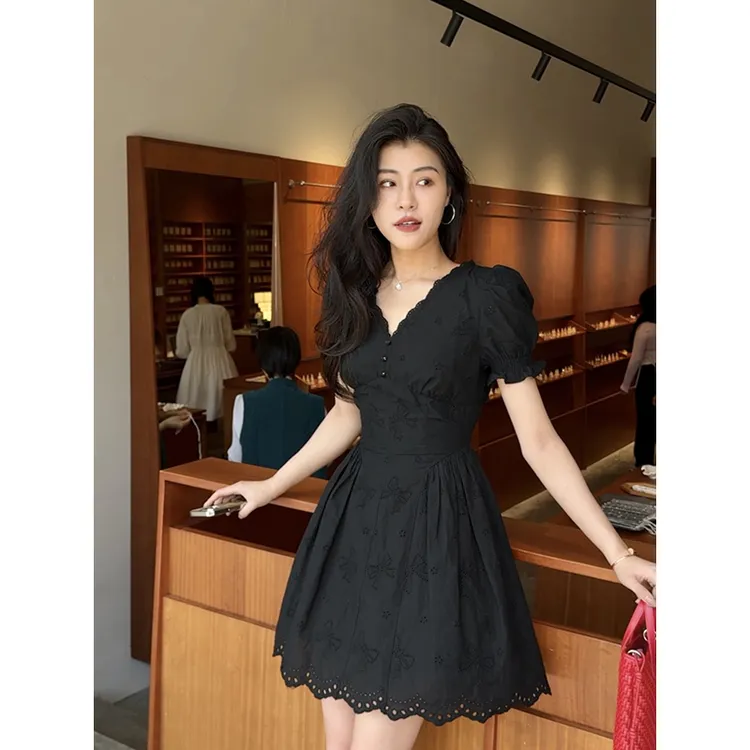 张阿星【塞纳晚风】气质镂空拼接设计感时尚收腰V领小黑裙连衣裙