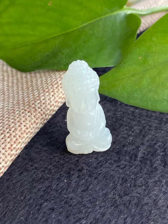 宝宝佛立体全手工雕刻饱满圆润可爱缅甸翡翠A货