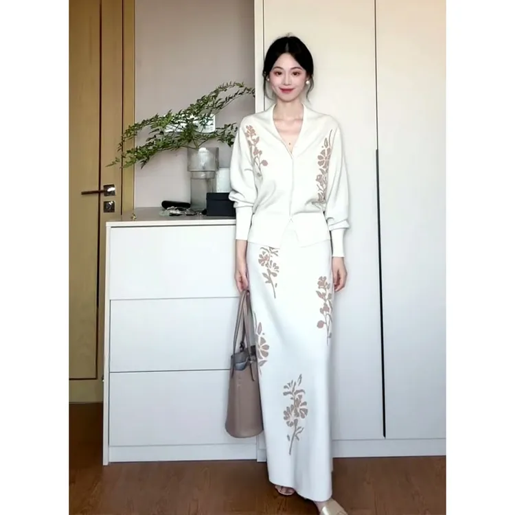 2025早秋新款法式气质修身V领绣花针织上衣设计感高腰显瘦半身裙