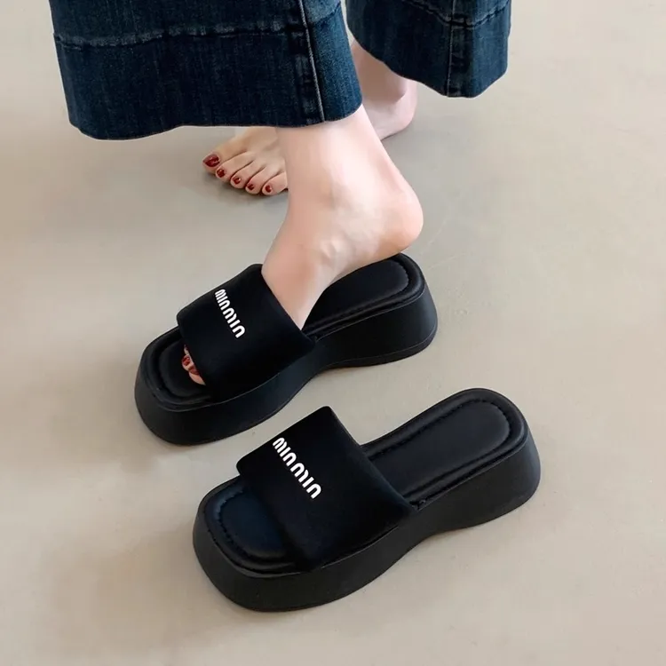 百搭小众一字拖鞋女夏2025爆款厚底出游显瘦沙滩凉拖鞋外穿高级感
